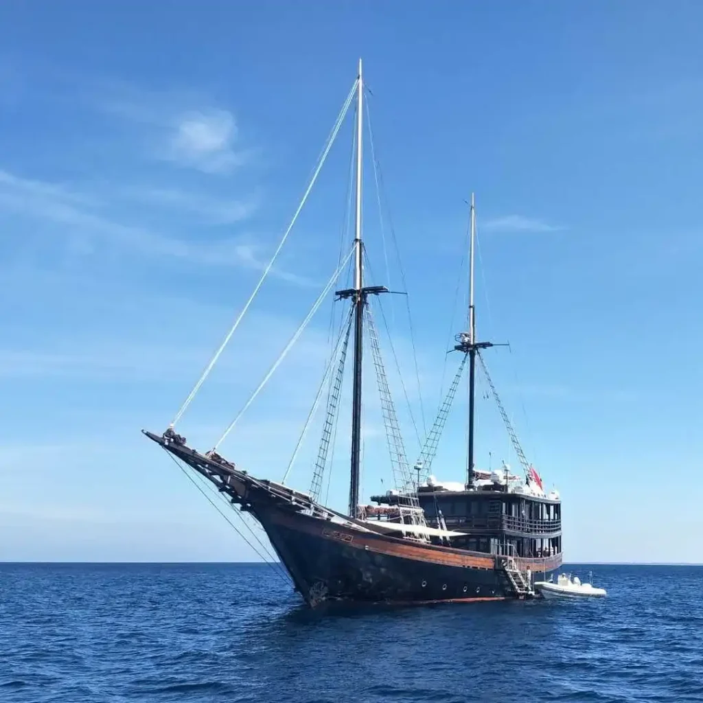 private trip sailing sumbawa